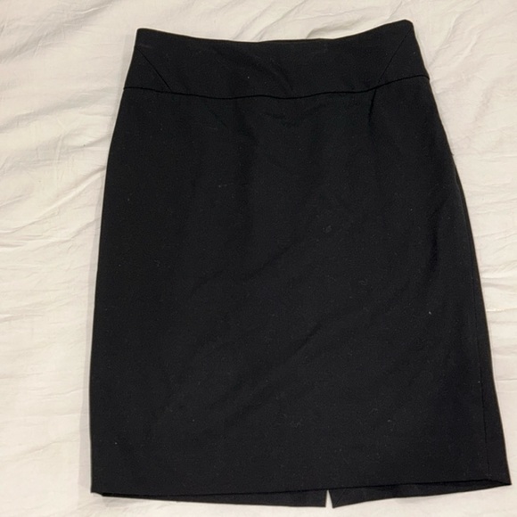 Black skirt from the limited. Size 00. - Picture 1 of 4